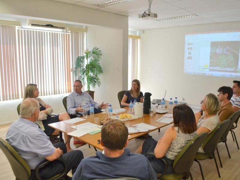 Reunião avalia Programa Cooperjovem-1.jpg