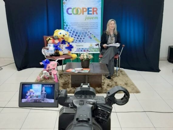 Cravil realiza live para escolas do Cooperjovem