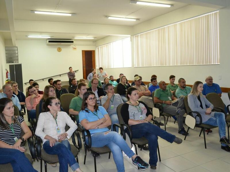 Colaboradores Cravil participam de palestra sobre educação financeira-2.jpg