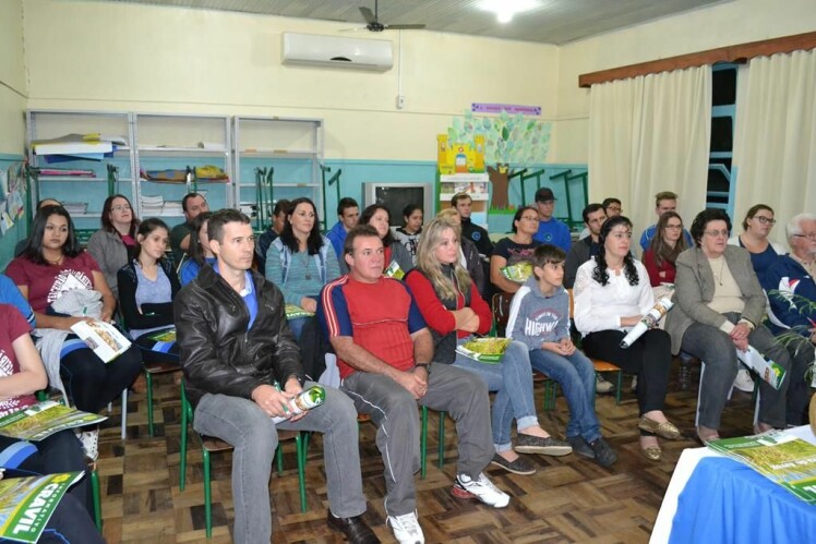 Cravil realiza palestras nas escolas do Cooperjovem