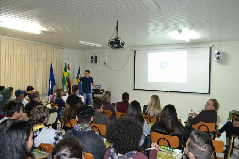 Cravil realiza palestras nas escolas do Cooperjovem-1.jpg