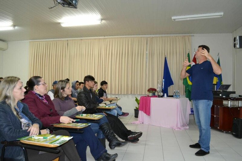 Cravil realiza palestras nas escolas do Cooperjovem-8.jpg