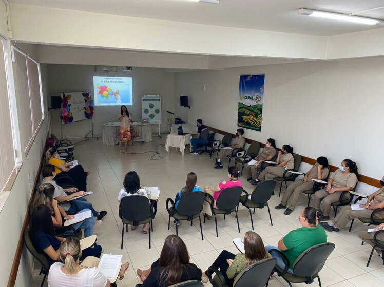 Cravil celebra Dia da Mulher com palestra