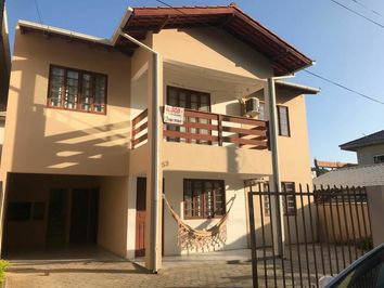 Casa de 4 dormitórios na Armação da Piedade