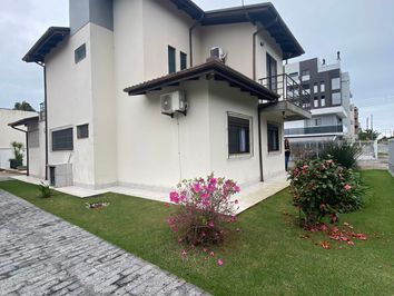 Casa de 4 dormitórios na Praia Grande