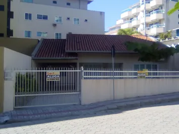 Casa 4 dormitórios, 03 vagas de garagem e Wifi Casa 4 dormitórios, 03 vagas de garagem e Wifi