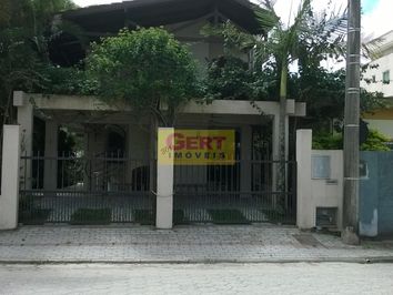 Casa bem localizada