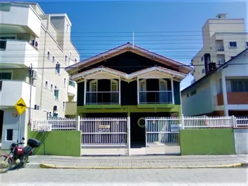 Casa 04 dormitórios Casa 04 dormitórios