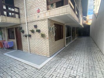 Conjunto de 3 sobrados em Bombas Conjunto de 3 sobrados em Bombas