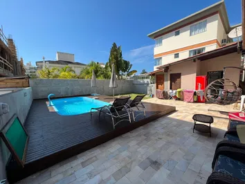 CASA COM PISCINA NA PRAIA DE PALMAS - SC