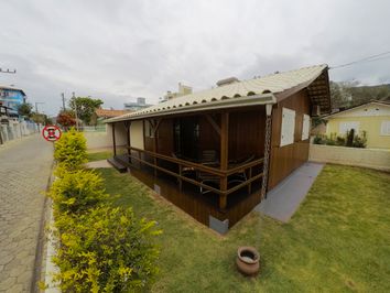 CASA COM 3 QUARTOS - Rua Cardeal CASA COM 3 QUARTOS - Rua Cardeal