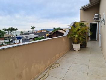 CASA EM ZIMBROS CASA EM ZIMBROS