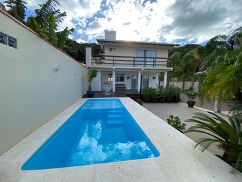 CASA COM 03 SUÍTES - PRAIA DE BOMBAS CASA COM 03 SUÍTES - PRAIA DE BOMBAS