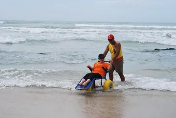 CADEIRA ANFÍBIA REFORÇA INCLUSÃO NAS PRAIAS DE BOMBINHAS