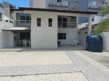 CASA COM 4 DORMITÓRIOS À 100M DO MAR