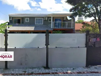 Casa com 04 dormitórios, sendo 01 suíte. Casa com 04 dormitórios, sendo 01 suíte.