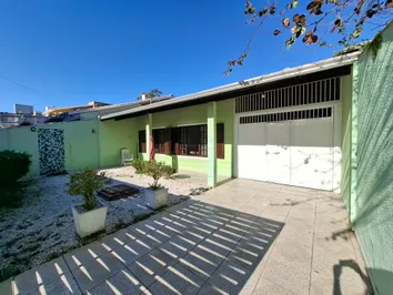 Ótima casa com 03 dormitórios na Praia de Bombas Ótima casa com 03 dormitórios na Praia de Bombas