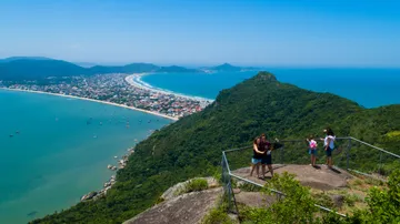 Santa Catarina bate recorde histórico de turistas estrangeiros em 2025