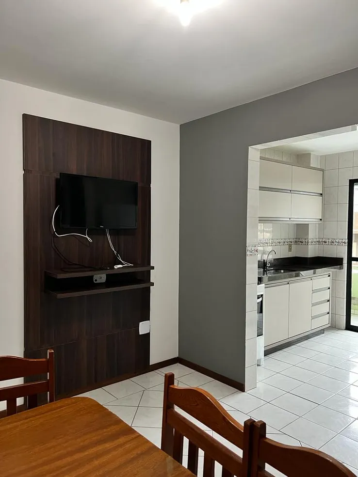 Apartamento 03 dormitórios à 200m da praia de Bombas