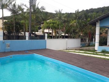 Ampla casa com piscina no costão de Bombas.