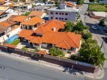 Linda e Espaçosa Casa com Piscina