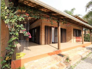 Linda casa no município de Bombinhas com ótima localização.