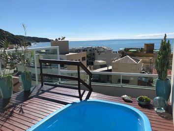 Cobertura com piscina e vista panorâmica para o mar