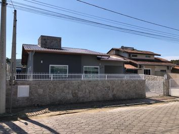 Linda casa recém construída em Bombas 