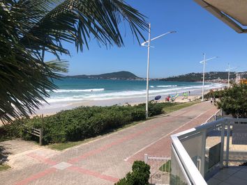 Casa na beira mar em Bombas