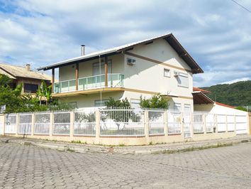 Linda casa à venda em Bombas 