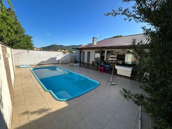 Casa com piscina à venda em Bombas