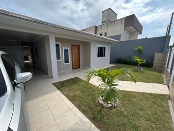 Linda Casa à Venda na Praia de Bombas Linda Casa à Venda na Praia de Bombas
