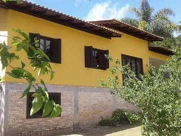 CASA A VENDA NO CENTRO DE BOMBINHAS