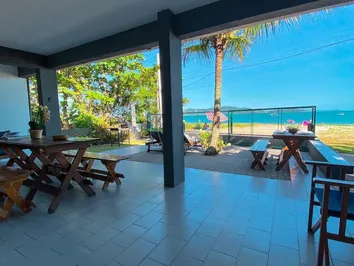 CASA FRENTE AO MAR NA PRAIA DE ZIMBROS EM BOMBINHAS 