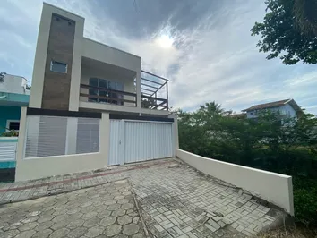 Casa com piscina na praia de Zimbros 