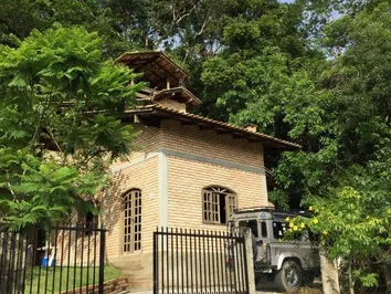 Casa no Cantinho da Praia de Zimbros em meio à natureza