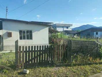 TERRENO COM CASA - AREIAS DO MEIO TERRENO COM CASA - AREIAS DO MEIO