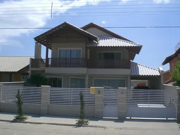 CASA COM PISCINA A 100 METROS DA PRAIA DE MARISCAL