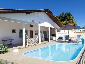 CASA COM PISCINA NA PRAIA DE ZIMBROS A 350 METROS DA PRAIA 