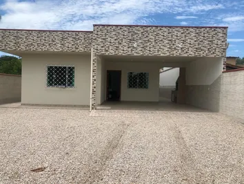 Casa 3 dormitórios a 750 mts da Praia de Mariscal