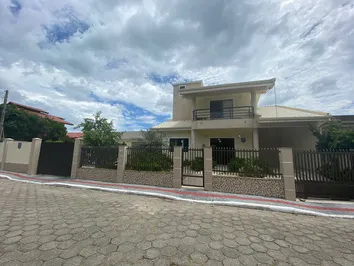 CASA ÓTIMO PADRÃO EM CANTO GRANDE 100 METROS DA PRAIA