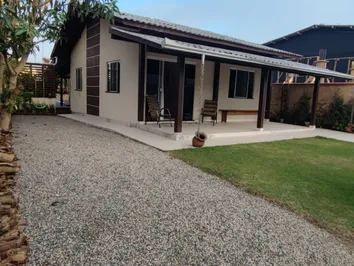 Casa para venda com piscina em bombas