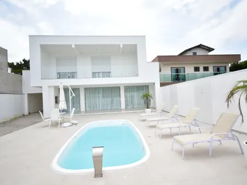 CASA COM 03 QUARTOS E PISCINA EM MARISCAL