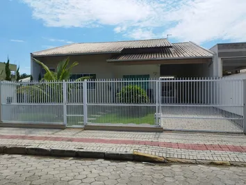 CASA COM PISCINA EM ZIMBROS