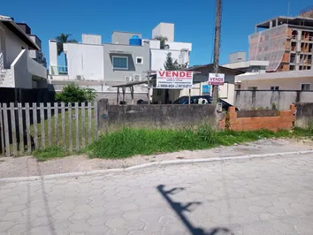 Terreno com casa de Madeira no Centro de Bombinhas