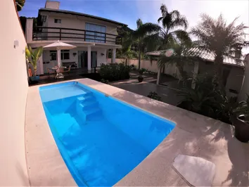 Casa com piscina em Bombas