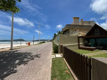 CASA BEIRA MAR NA PRAIA DE BOMBAS