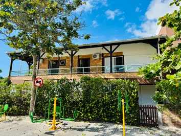 Casa Beira Mar de Bombas com 05 dormitórios Casa Beira Mar de Bombas com 05 dormitórios