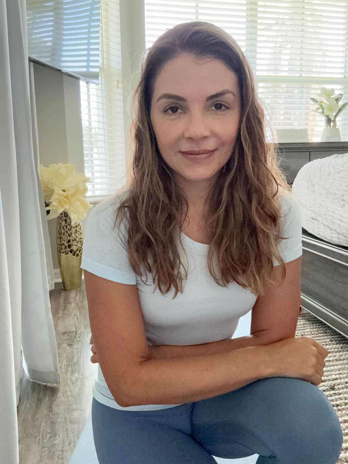 Portrait photo of Elisangela Acevedo, yoga teacher, at home