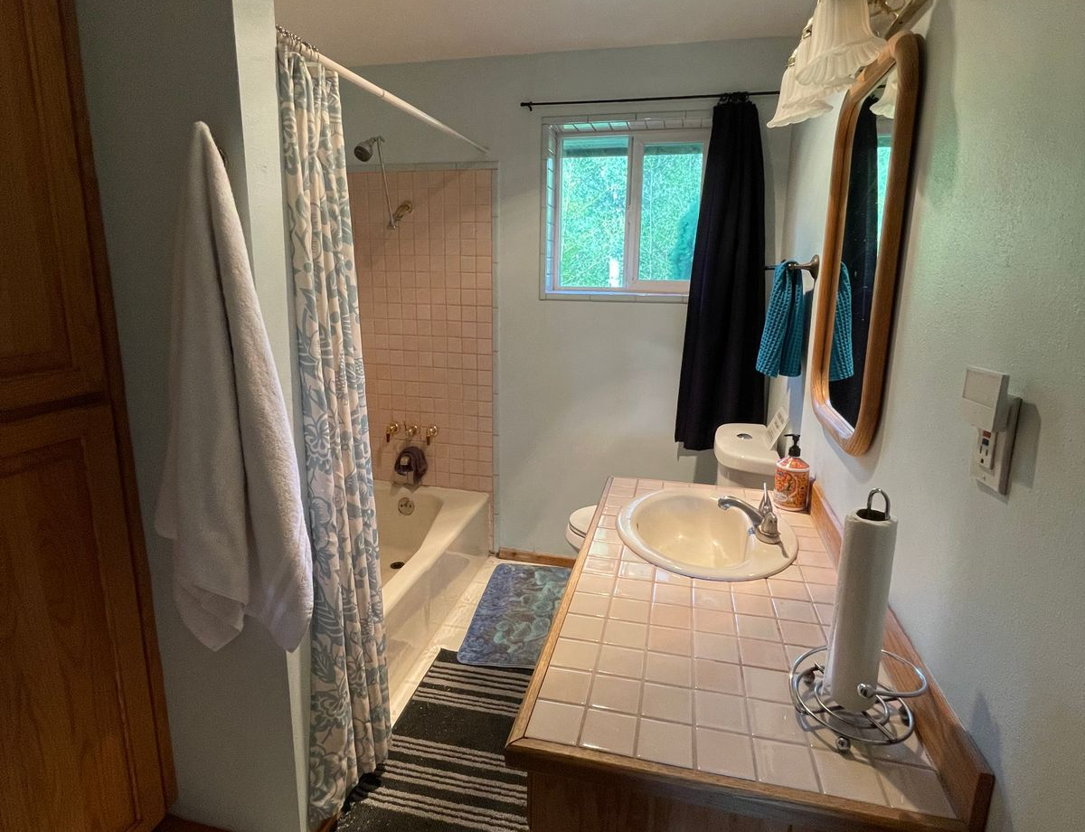Upstairs bathroom for retreat attendees at Daoist meditation and practice retreats